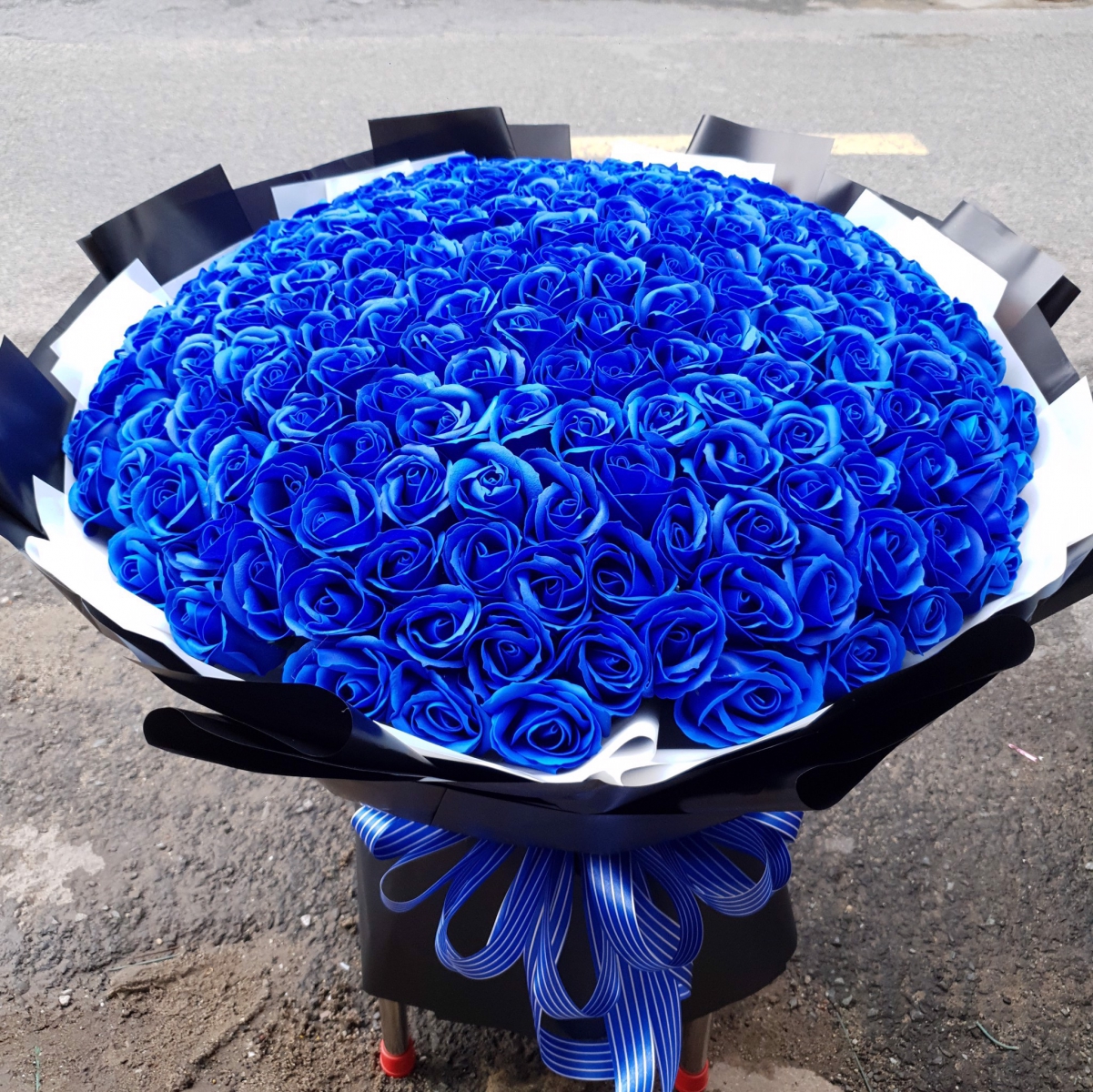 hộp hoa hồng sáp thơm màu xanh