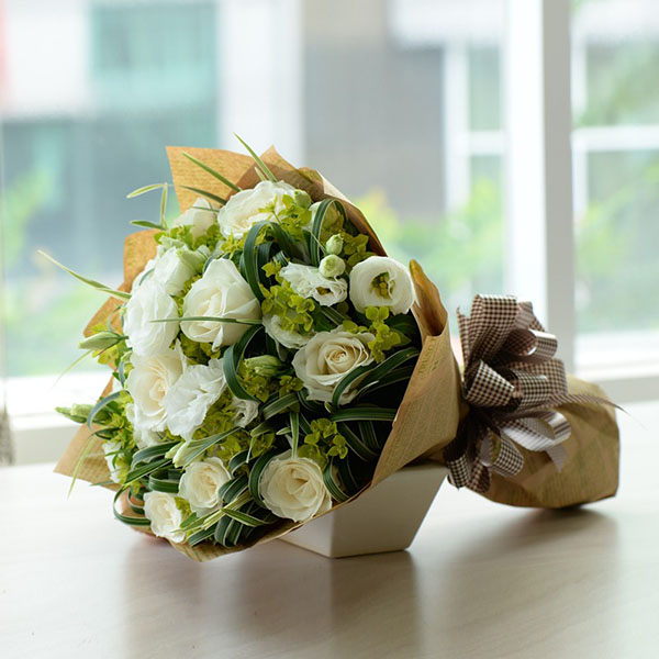 Bó hoa hồng trắng tặng bạn gái vào dịp sinh nhật