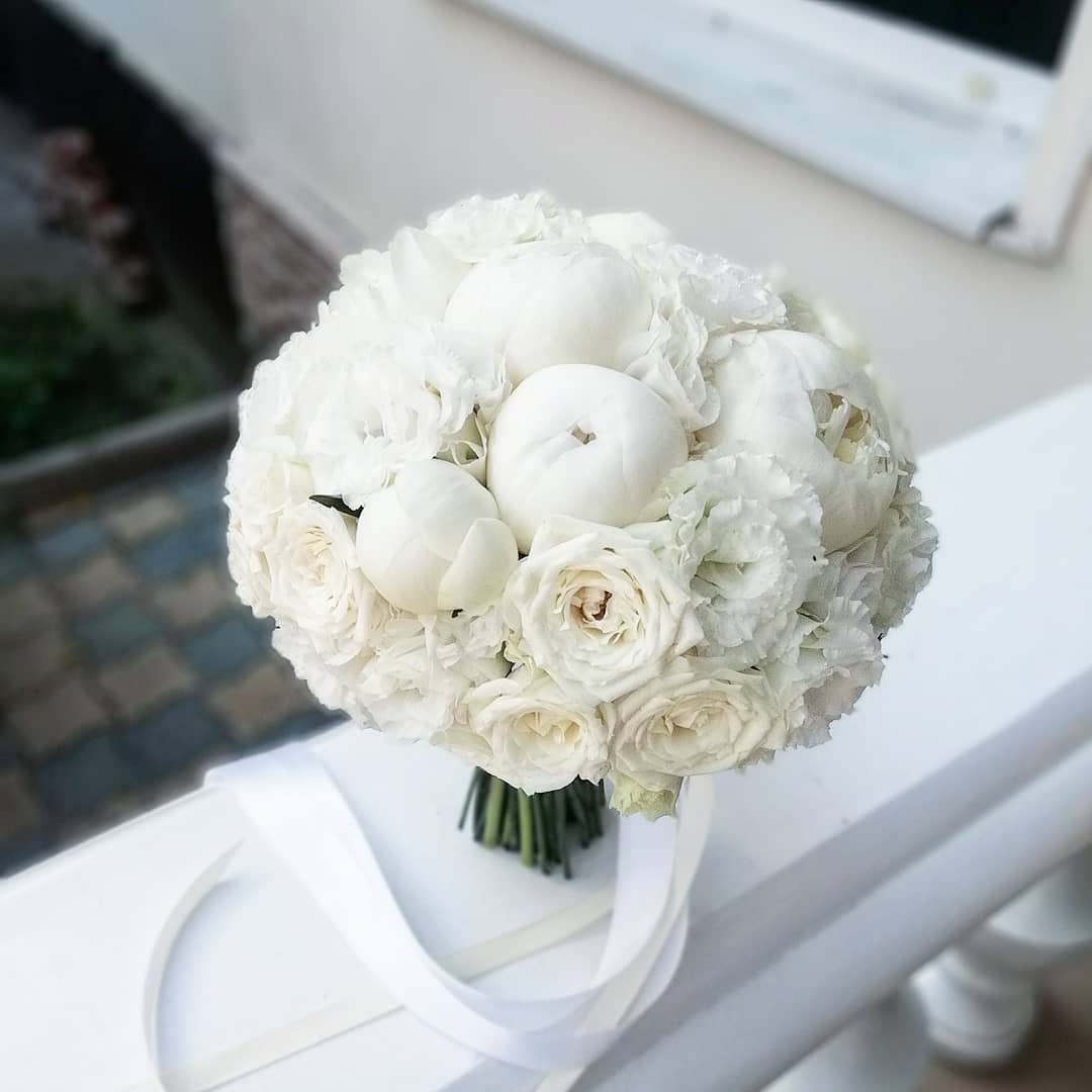 Bó hoa hồng trắng làm hoa cầm tay cô dâu đẹp mơ màng