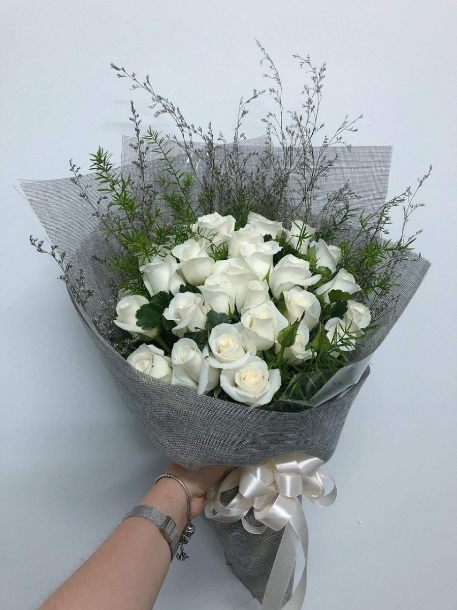 Bó hoa hồng trắng đầy lãng mạn