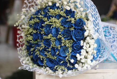 Bó hoa hồng xanh kết hợp cùng hoa sao trắng