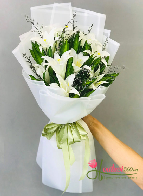 Bó hoa loa kèn trắng được lắp ráp tinh tế và tỉ mỉ, thể hiện sự tinh tế và sáng tạo của nghệ nhân. Hãy đến với hình ảnh bó hoa loa kèn trắng, bạn sẽ ngỡ ngàng và hoàn toàn bị cuốn hút bởi sự đẹp và độc đáo của nó.