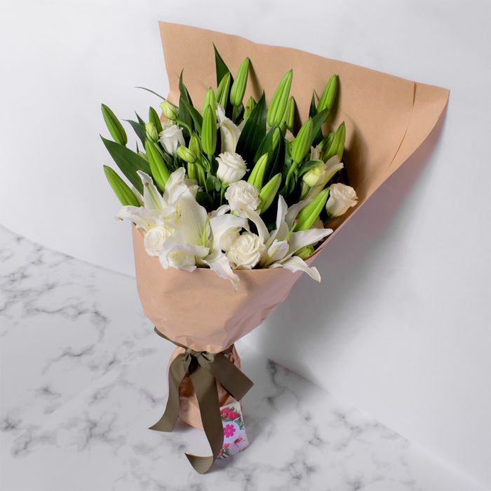 Bó hoa ly trắng kết hợp với hoa hồng trắng