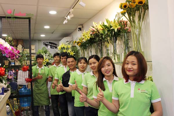 Đội ngũ nhân viên cửa hàng hoa tươi Nguyễn Thị Thập 