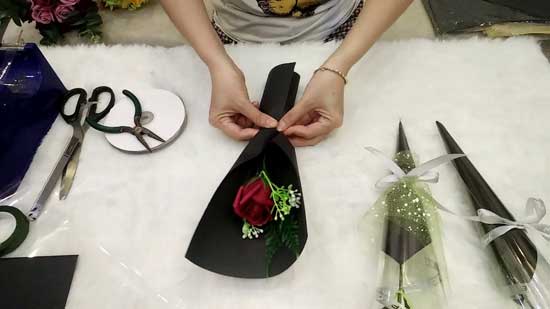 Cách bó hoa hồng 1 bông đơn giản