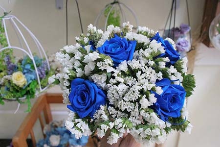 Hoa salem kết hợp với hoa hồng xanh