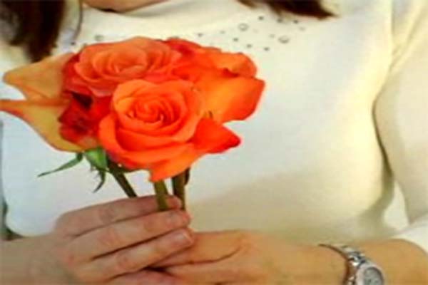 Cách làm hoa cưới cầm tay kết từ hoa hồng đơn giản và đẹp nhất3