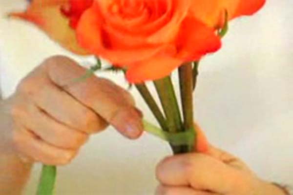 Cách làm hoa cưới cầm tay kết từ hoa hồng đơn giản và đẹp nhất4