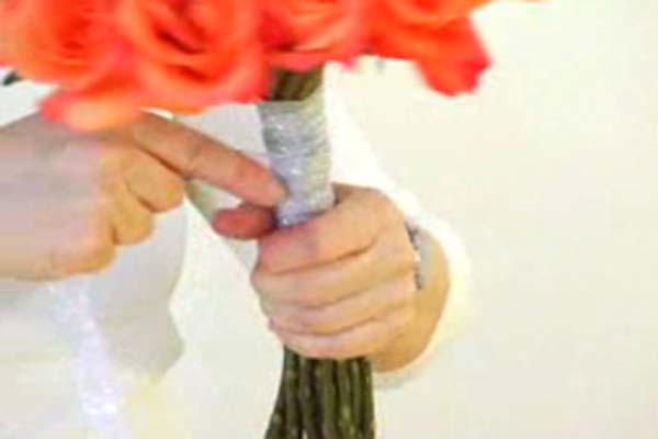 Cách làm hoa cưới cầm tay kết từ hoa hồng đơn giản và đẹp nhất7