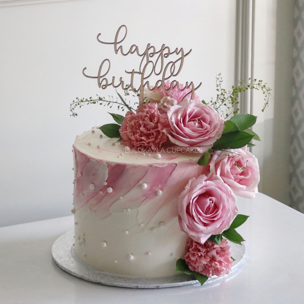 Bánh sinh nhật kem chảy trang trí hoa kem - Thu Hường Bakery