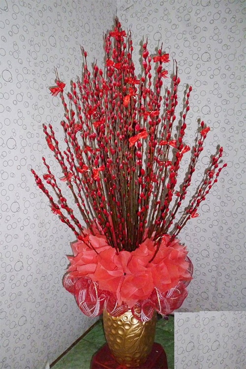 Bình hoa nụ tầm xuân tông đỏ cũng được người người lựa chọn chơi tết