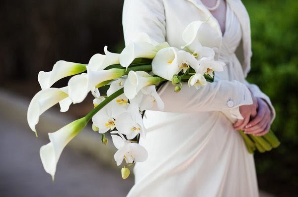 Bó hoa cưới cầm tay cô dâu từ loa kèn và lan hồ điệp có giá 1.200.000đ