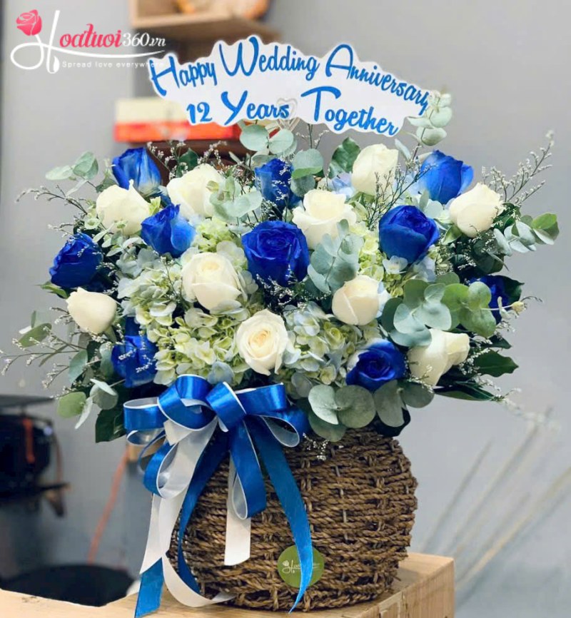Giỏ hoa hồng tone xanh trắng chúc mừng
