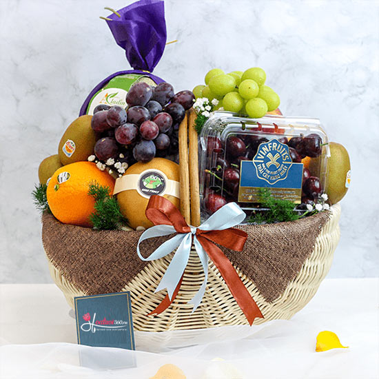Giỏ trái cây quà tặng sang chảnh tại Hoatuoi360