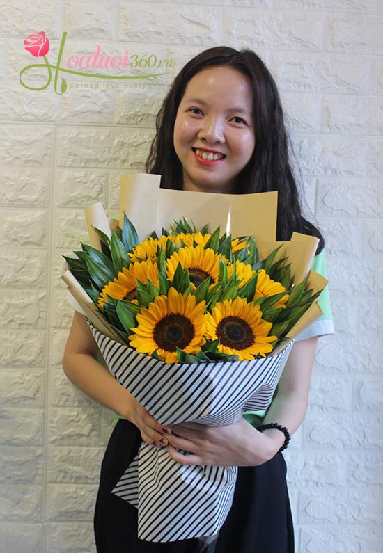 Beautiful sunflower bouquet for lovers