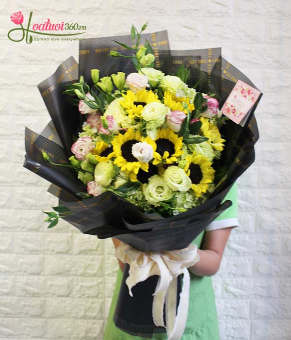 Impressive congratulatory flower bouquet