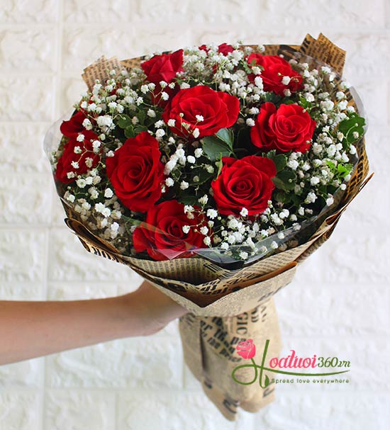 Hoa hồng gói giấy má báo đẹp mắt và sang trọng và quý phái dành riêng tặng sinh nhật các bạn thân