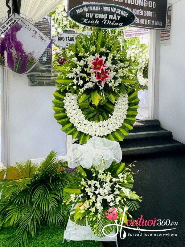 Kệ hoa chia buồn màu trắng - Lối về thiên thu