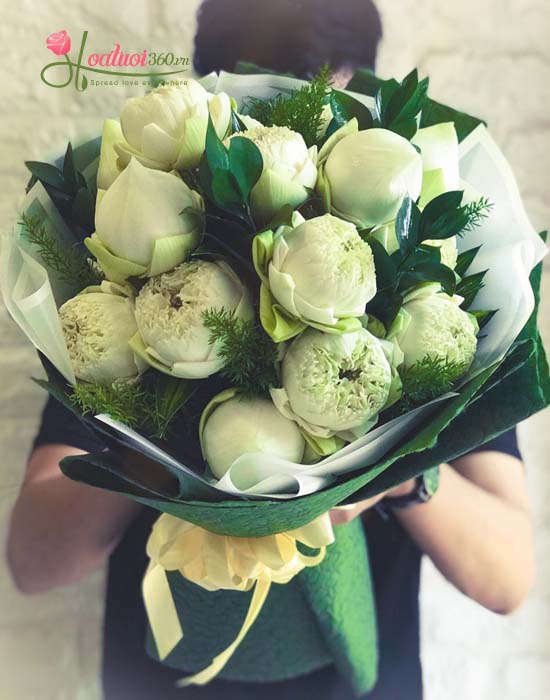 Bó hoa sen trắng với vẻ đẹp tinh khôi và giản dị