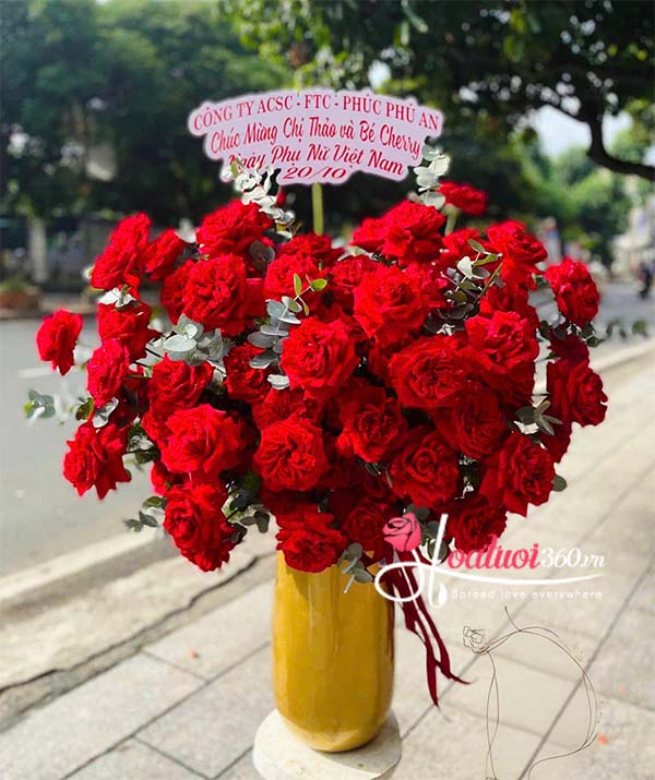 Bình hoa hồng đỏ - Sống đời rực rỡ