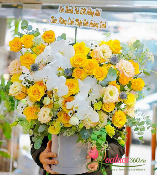 Đội ngũ nhân viên trẻ năng động tại Cửa hàng hoa tươi quận Tân Bình