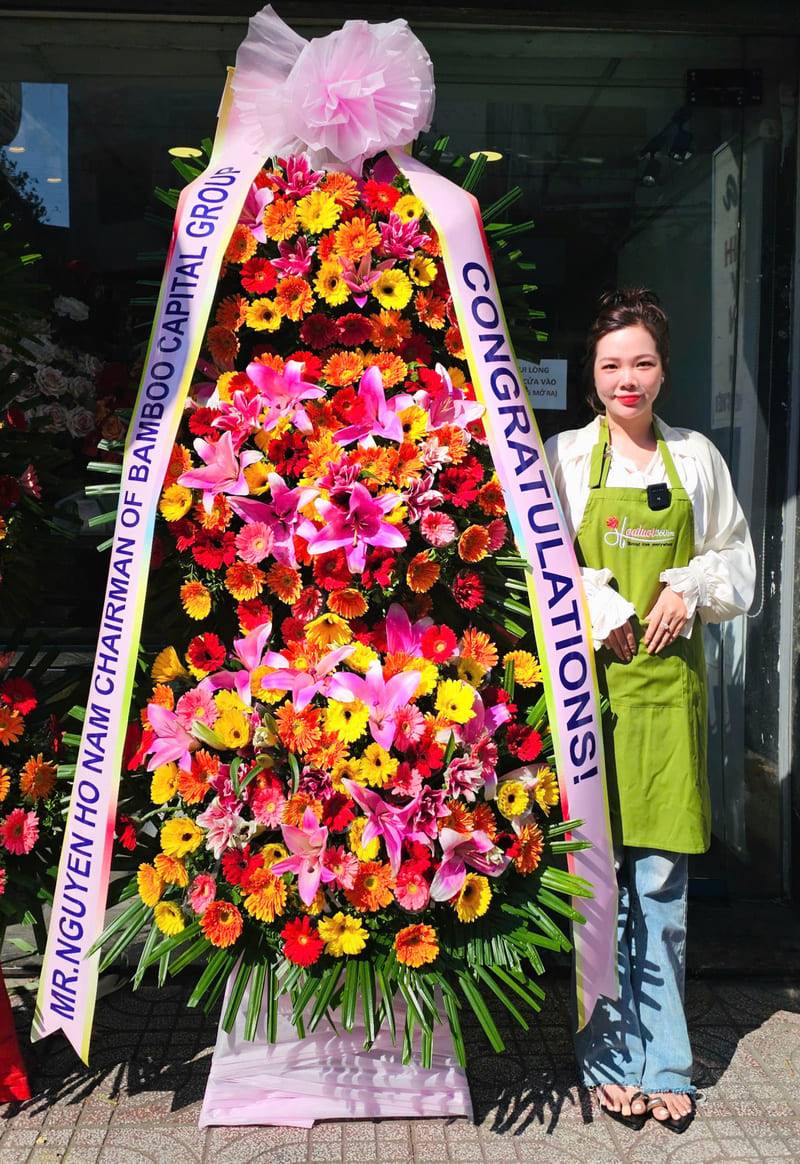 Kệ hoa khai trương đồng tiền đỏ phối vàng tạo không khí vui tươi