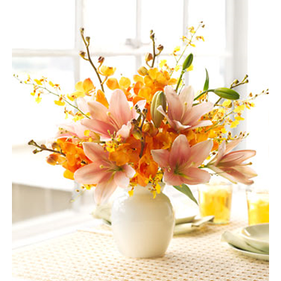Hoa để bàn kết hợp hài hòa giữa hoa lily và hoa lan Sự kết hợp hài hòa giữa hoa lily và hoa lan