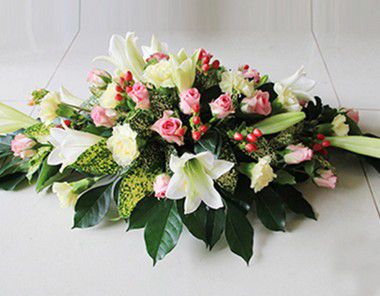 Hoa để bàn làm bằng hoa lily trắng thuần khiết, sang trọng Hoa để bàn làm bằng hoa lily trắng thuần khiết, sang trọng