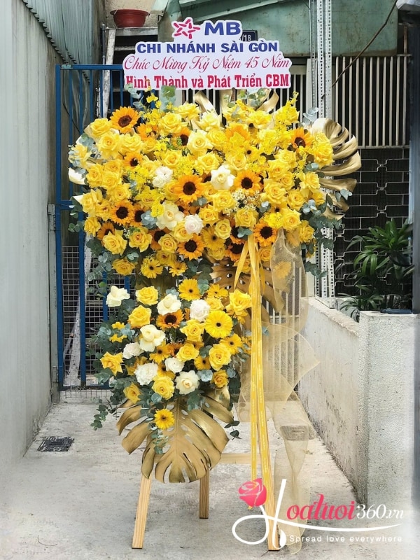 Kệ hoa vàng kỷ niệm thành lập - Ăn nên làm ra