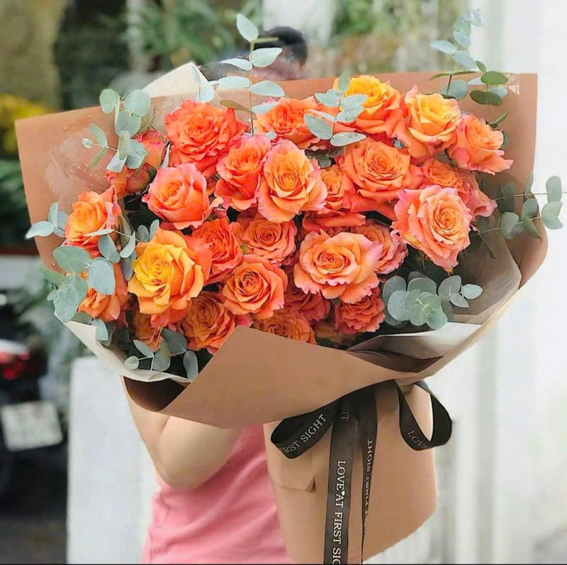 : Bó hoa sinh nhật cam rực rỡ, mang năng lượng tích cực