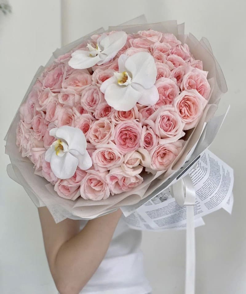 Bó hoa sinh nhật pastel phối lan hồ điệp trắng thanh lịch