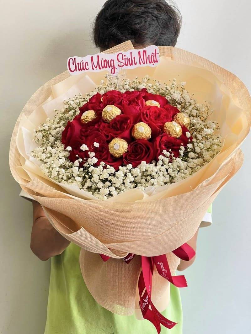 Bó hoa socola mix hoa hồng đỏ và baby trắng ngọt ngào tặng bạn gái