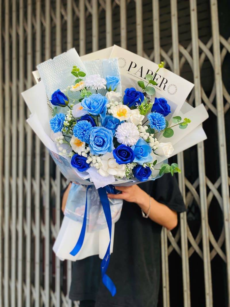 Hoa sinh nhật màu trắng xanh dương, phong cách tối giản cho nam giới