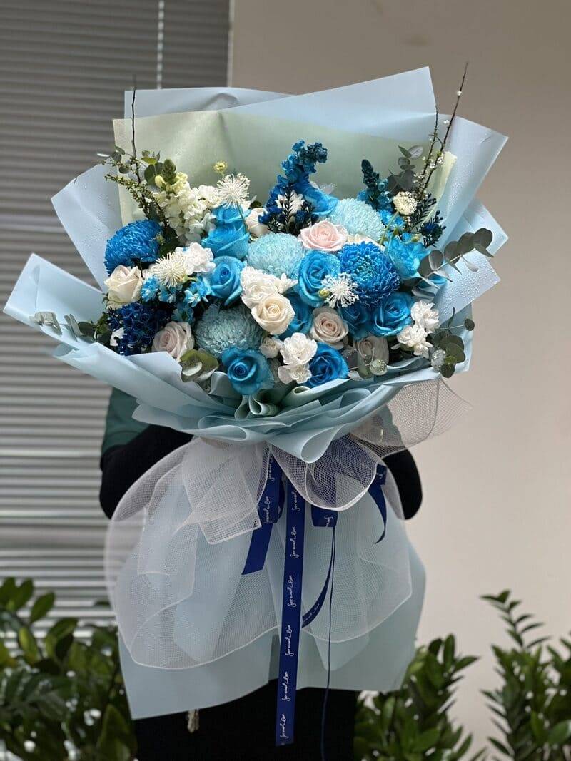 Bó hoa sinh nhật trắng phối xanh dương, hiện đại và tinh tế