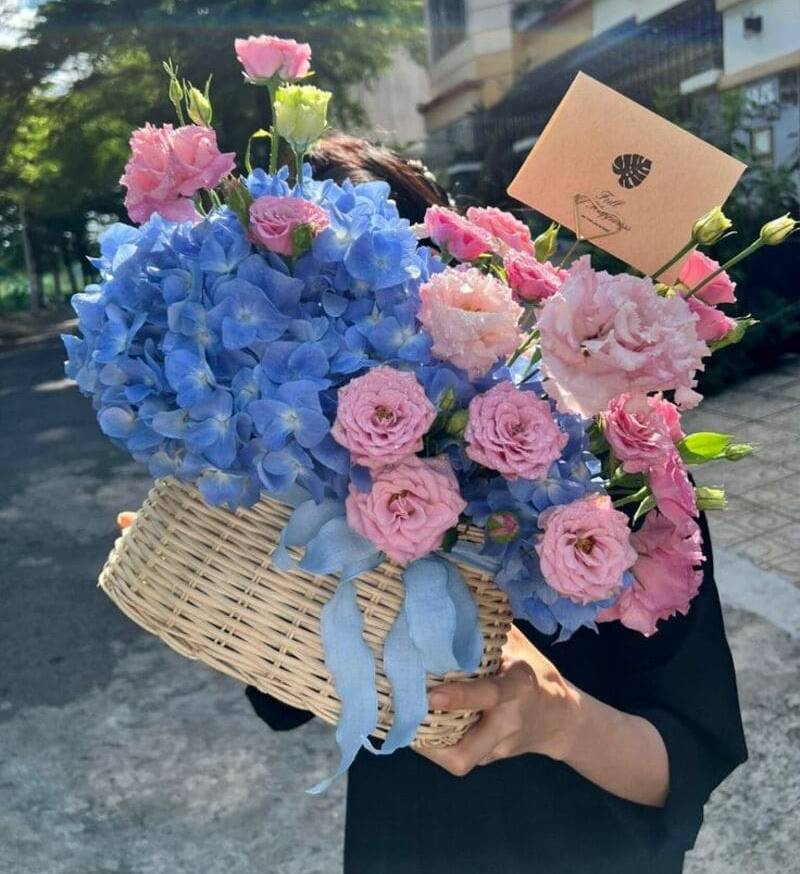 Giỏ hoa sinh nhật cẩm tú cầu xanh phối hoa hồng tinh tế, lịch sự