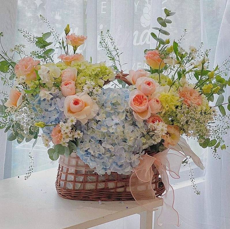 Giỏ hoa sinh nhật cẩm tú cầu phối hồng pastel nhẹ nhàng