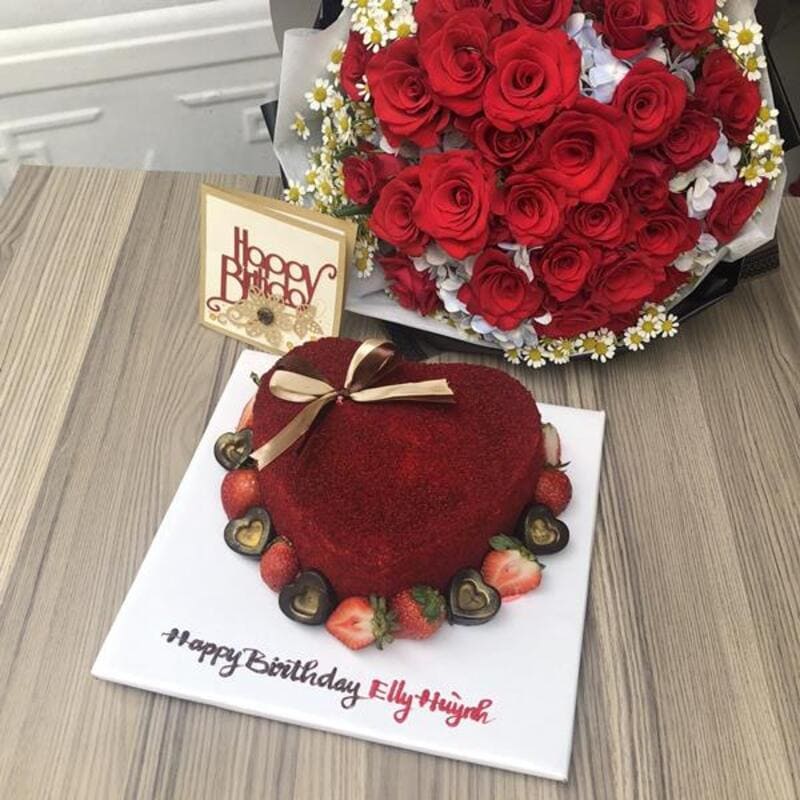 Set hoa tươi và bánh kem sinh nhật ngọt ngào tặng bạn gái