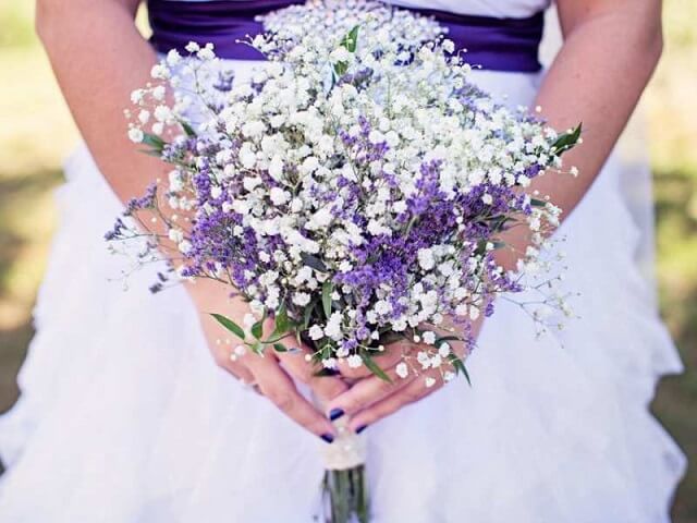 bó hoa baby trắng và bi tím kết hợp thành bó hoa cầm tay lãng mạn