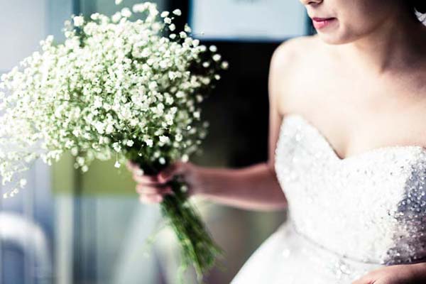 Hoa cầm tay cô dâu từ hoa baby trắng trong ngày cưới