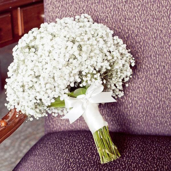 Bó hoa cưới bằng bi trắng tinh khôi và thơ ngây