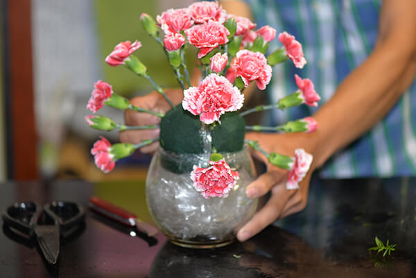 cách cắm hoa cẩm chướng để bàn