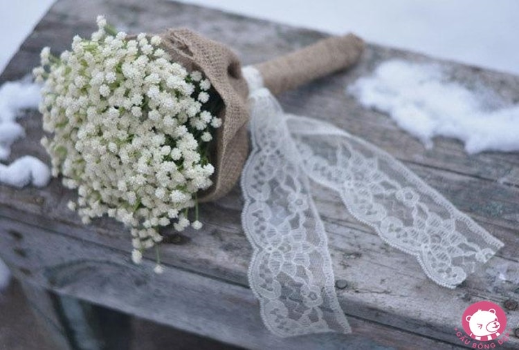 Hoa cầm tay cô dâu bằng bi trắng cổ điển