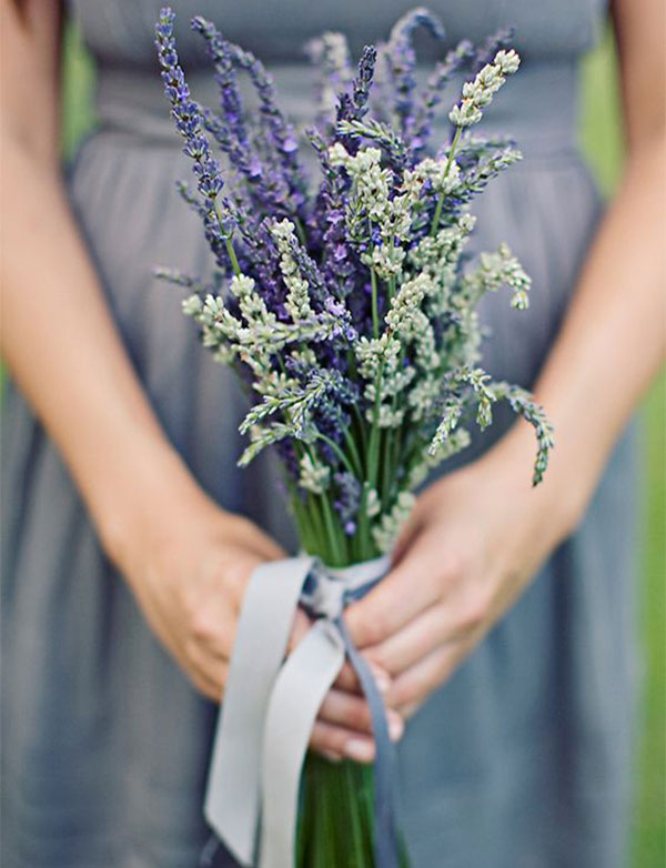 Một chiếc váy cưới màu xám kết hợp bó hoa lavender làm hoa cưới
