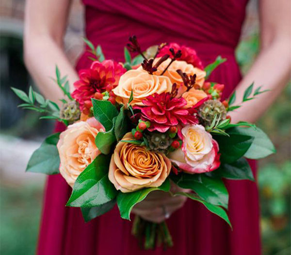 Chiếc váy cưới đỏ cùng hoa cầm tay cô dâu sang trọng và quyến rũ