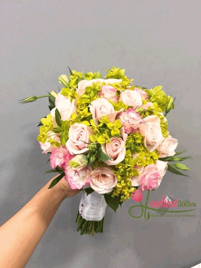 Bó hoa hồng kết hợp cùng hoa cẩm tú làm bó hoa cầm tay cô dâu xinh xắn