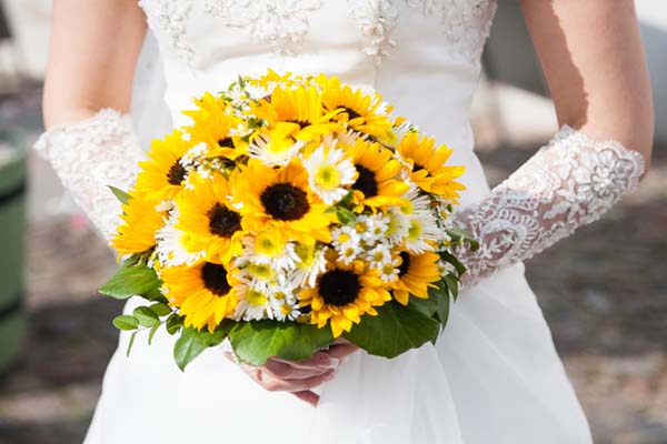 Cách làm hoa cưới cầm tay kết từ hoa hồng đơn giản và đẹp nhất