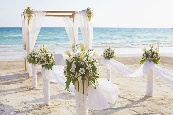 Hoa cưới cầm tay cô dâu cũng nền phù hợp với không gian lễ cưới