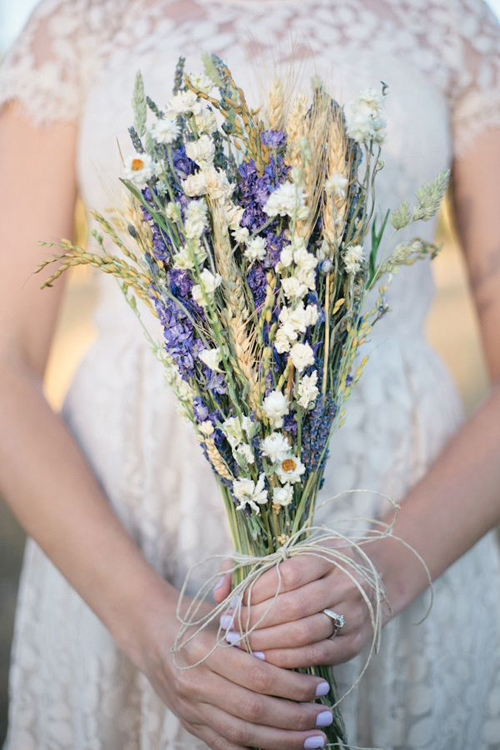 Hoa cưới cầm tay cô dâu hoa oải hương