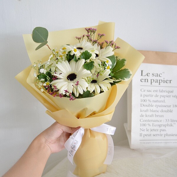 Bó hoa chụp ảnh kỷ yếu hoa đồng tiền