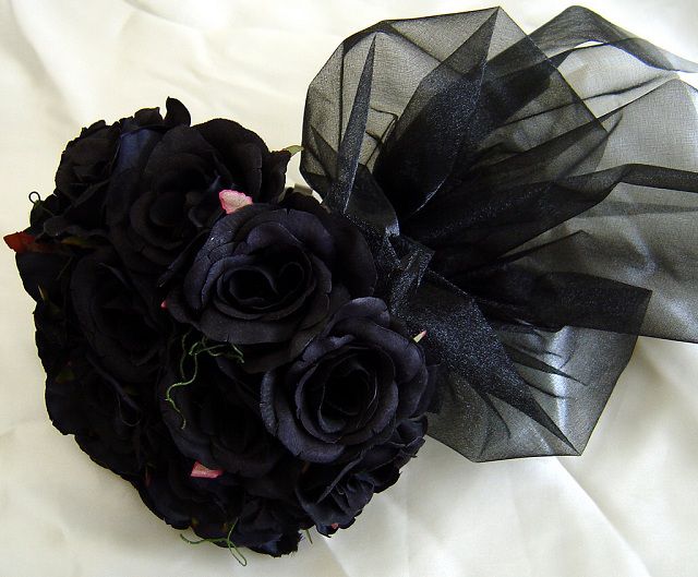 Bó hoa hồng đen biểu trưng cho nỗi buồn